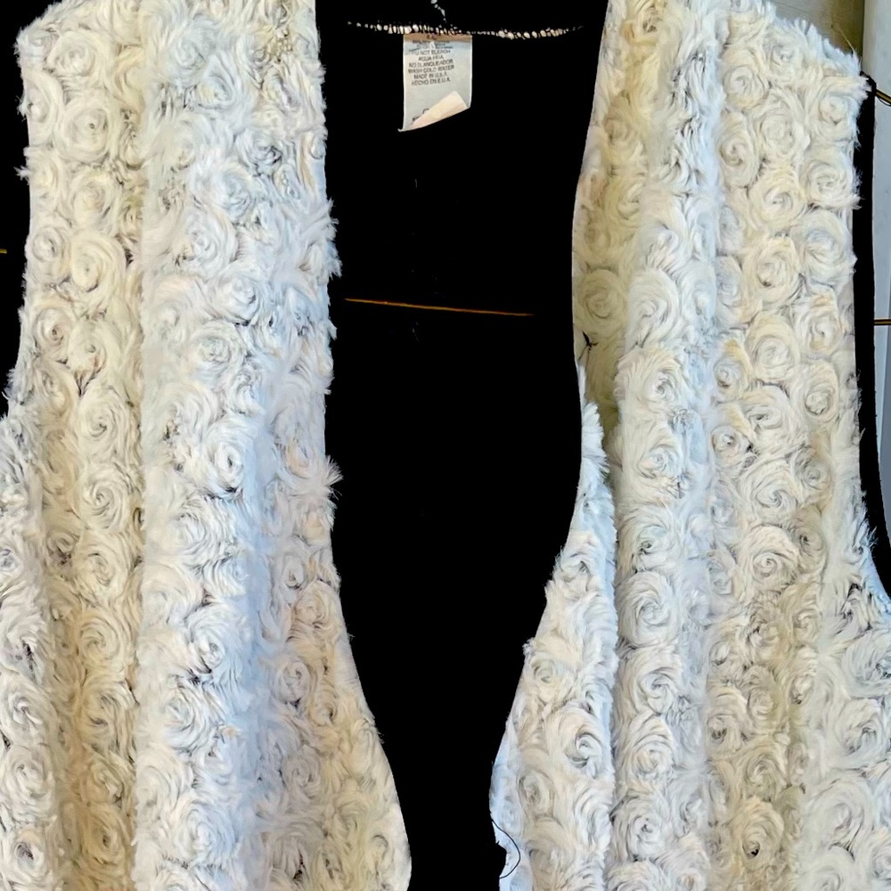 Beautiful, beautiful short, sleeveless cardigan/vest.